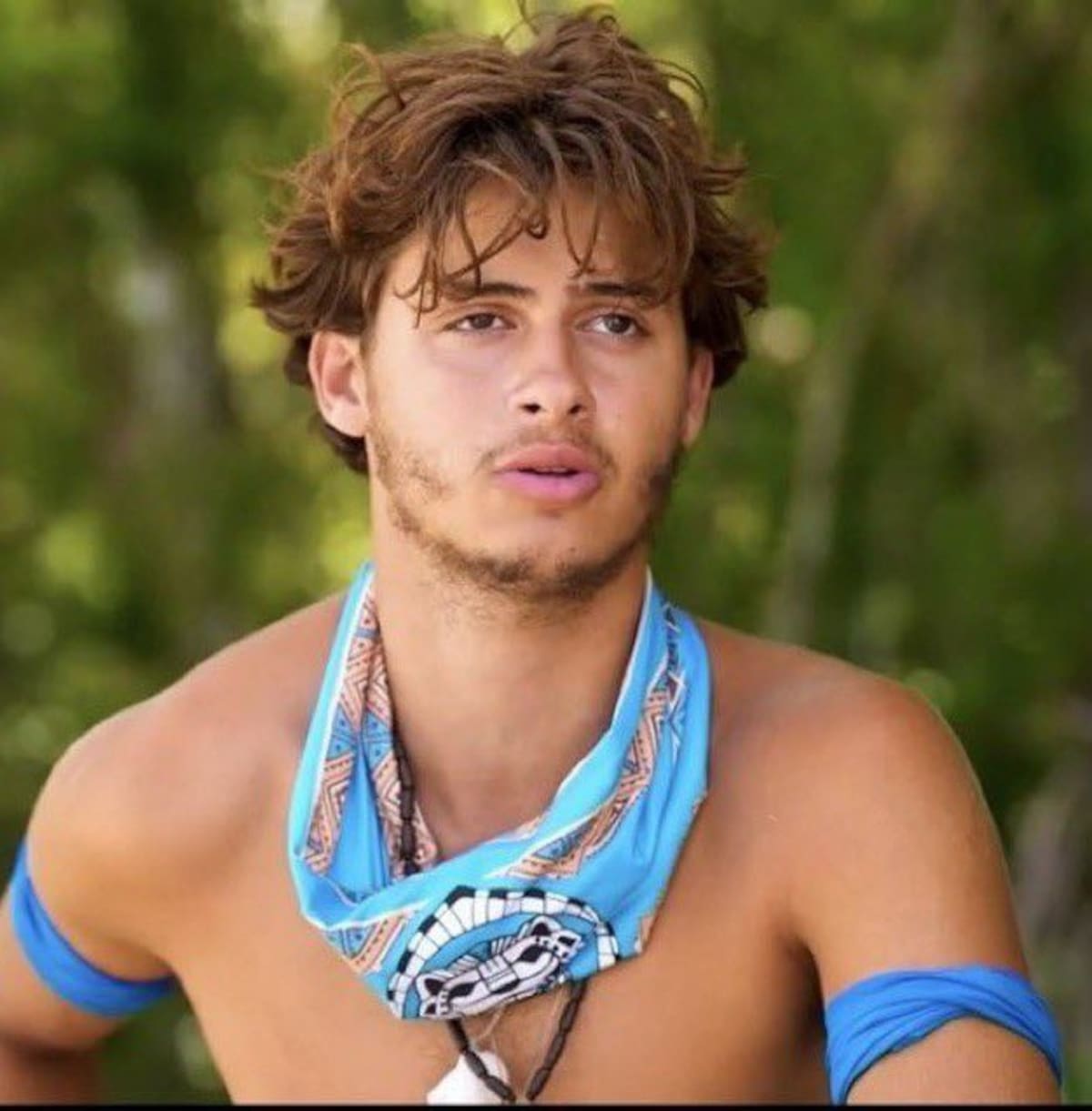El participante de Survivor Grecia, Stavros Floros, sostiene que hubo fallas de seguridad durante la producción que contribuyeron al accidente que sufrió.