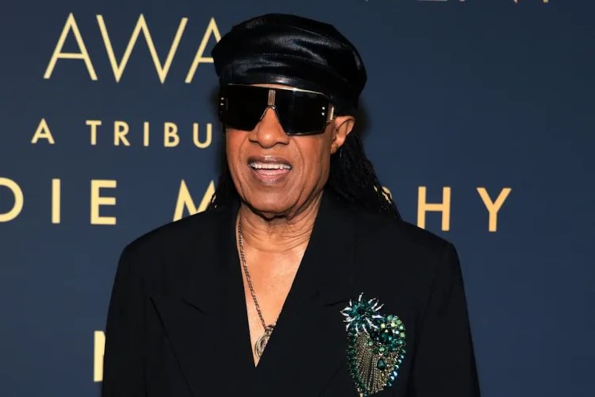 El ícono de la música Stevie Wonder ha presentado una demanda de desalojo en la Corte Superior de Los Ángeles contra su exprometida, Carmen Efferson, buscando desalojarla de una propiedad que ha ocupado sin pagar renta durante casi 40 años.