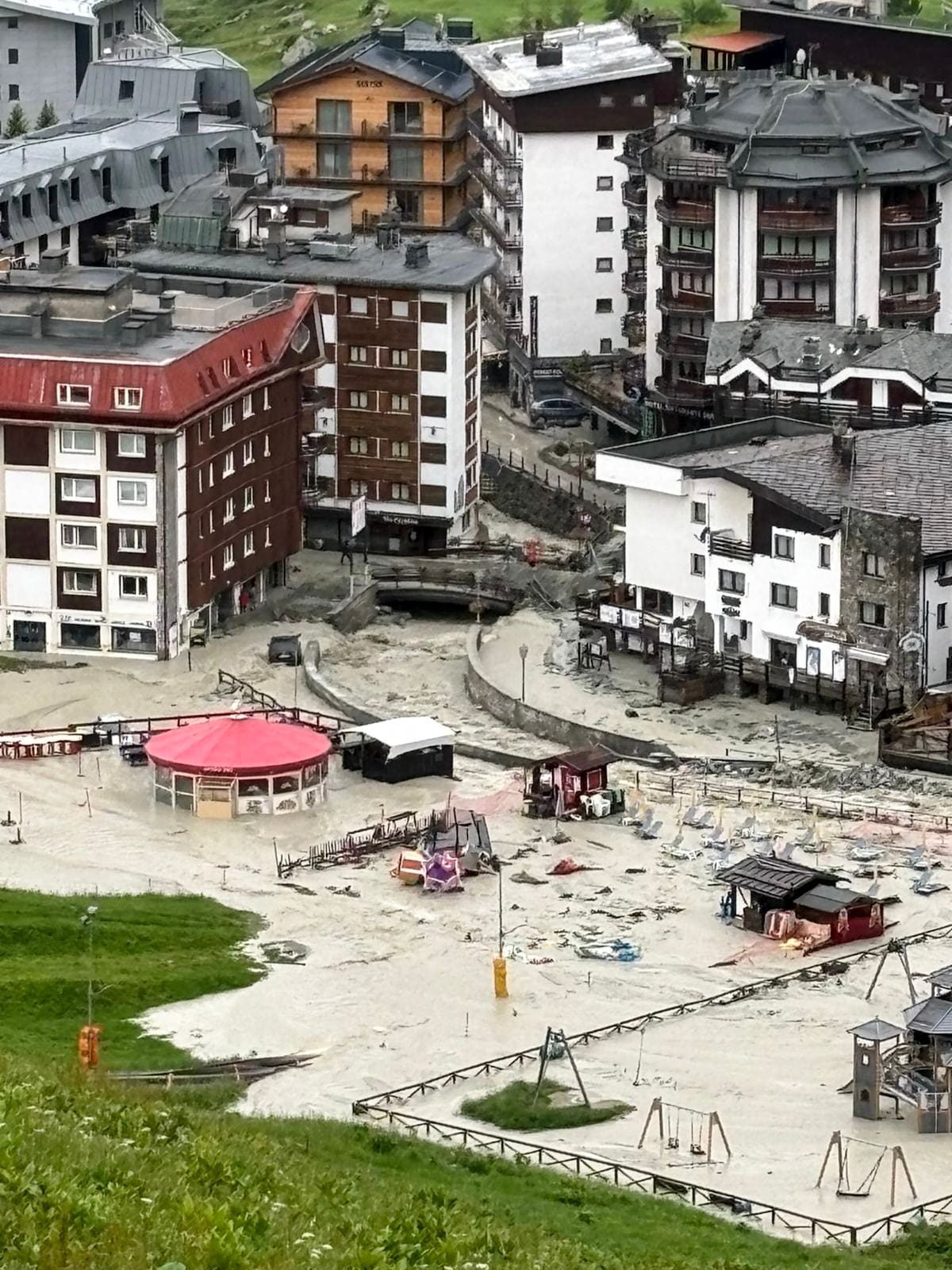 Una zona inundada después de un deslizamiento de tierra que azotó Cervinia, cerca de Aosta, noroeste de Italia, el 30 de junio de 2024. EFE //