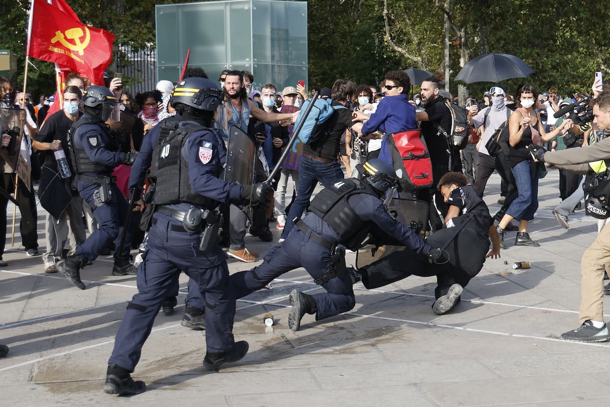MONTPELLIER (France), 06/10/2026.- French police officers face protesters as clashes erupt during a national day of protest by high school students and members of education union over school conditions, in Montpellier, southern France, 06 October 2026. The demonstration comes amid a nationwide wave of protests across France against severe teacher shortages, overcrowded classrooms, a lack of resources, and poor learning conditions ahead of upcoming national budget decisions. (Protestas, Francia) EFE/EPA/GUILLAUME HORCAJUELO