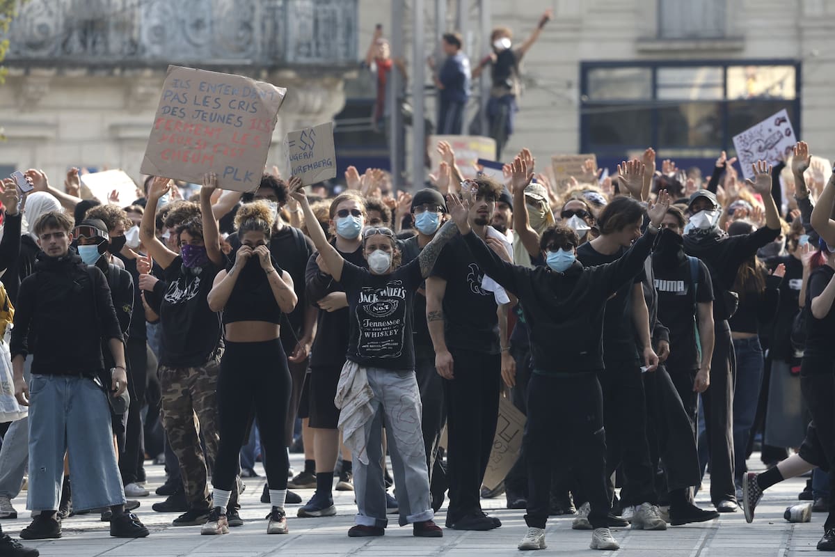 MONTPELLIER (France), 06/10/2026.- Protesters face French police officers as clashes erupt during a national day of protest by high school students and members of education union over school conditions, in Montpellier, southern France, 06 October 2026. The demonstration comes amid a nationwide wave of protests across France against severe teacher shortages, overcrowded classrooms, a lack of resources, and poor learning conditions ahead of upcoming national budget decisions. (Protestas, Francia) EFE/EPA/GUILLAUME HORCAJUELO