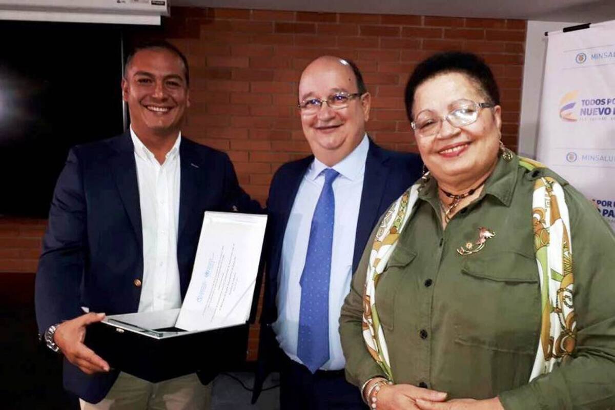 Héber Suárez, alcalde de Suaita, sostiene la certificación de municipio Libre de Chagas, en compañía de funcionarios de OPS. (Foto: Suministrada/VANGUARDIA LIBERAL)