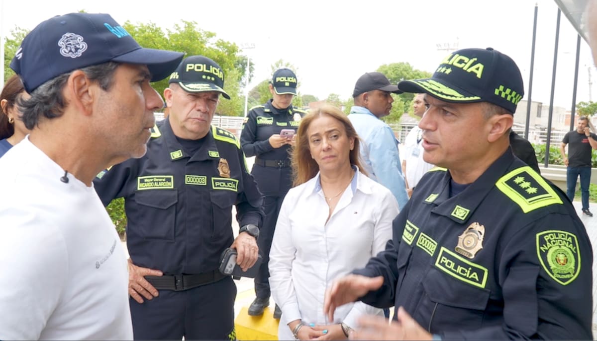 Aspecto del encuentro del alcalde de Barranquilla, Alejandro Char; el jefe de la Jefatura de Seguridad, mayor general Ricardo Alarcón; la viceministra de Defensa, Claudia Carrasquilla y el mayor general Norberto Mujica, subdirector general de la Policía Nacional.//Cortesía Alcaldía de Barranquilla.