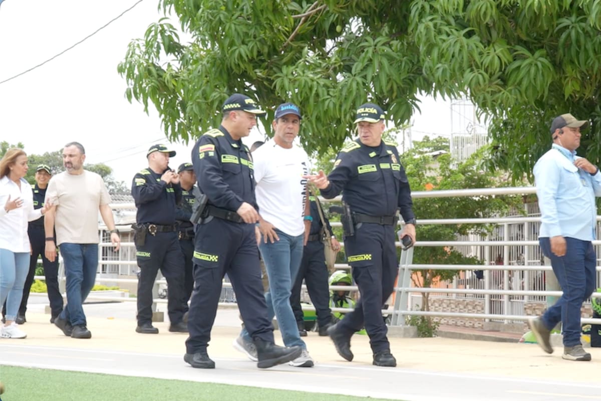 El alcalde Alejandro Char; el jefe de la Jefatura de Seguridad, mayor general Ricardo Alarcón; la viceministra de Defensa, Claudia Carrasquilla y el mayor general Norberto Mujica, subdirector general de la Policía Nacional, durante el recorrido por el Malecón de Rebolo.//Cortesía Alcaldía de Barranquilla.