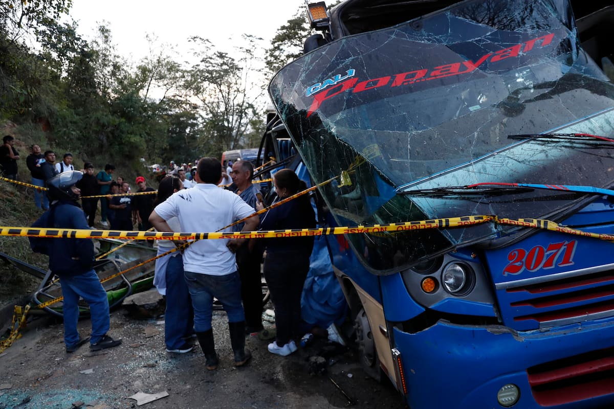 Personas se lamentan en la vía Panamericana tras un atentado este sábado, en Cajibío (Colombia). Un tramo de la Vía Panamericana, una de las principales carreteras del suroeste colombiano, quedó convertido en un escenario de guerra tras un ataque con un cilindro bomba que dejó al menos siete civiles muertos y 17 heridos en el sector de El Túnel, municipio de Cajibío, departamento del Cauca. EFE/Ernesto Guzmán