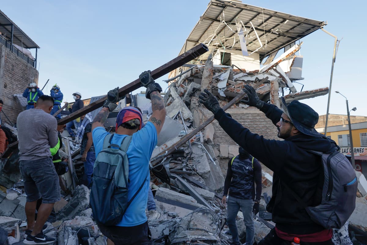 PEREIRA (COLOMBIA), 11/08/2026.- Edificios y casas afectadas este martes, en Pereira (Colombia), tras un terremoto de magnitud 7,4 que sacudió al país. El número de personas muertas por el devastador terremoto de magnitud 7,4 que sacudió el lunes a Colombia aumentó a 169, mientras que hay 668 heridos, según un balance parcial divulgado este martes por la Asociación Colombiana de Ciudades Capitales (Asocapitales). "El balance preliminar asciende a 169 personas fallecidas en Colombia, 165 de ellas se registran en ciudades capitales, que concentran el 97,6 % de las víctimas mortales reportadas hasta el momento", explicó la institución. Cali, capital del departamento de Valle del Cauca (suroeste), tiene 85 fallecidos, seguida de Pereira, capital de Risaralda, que limita con San José del Palmar (Chocó), epicentro del terremoto, y suma 66 víctimas mortales, según la información. EFE/ Carlos Ortega