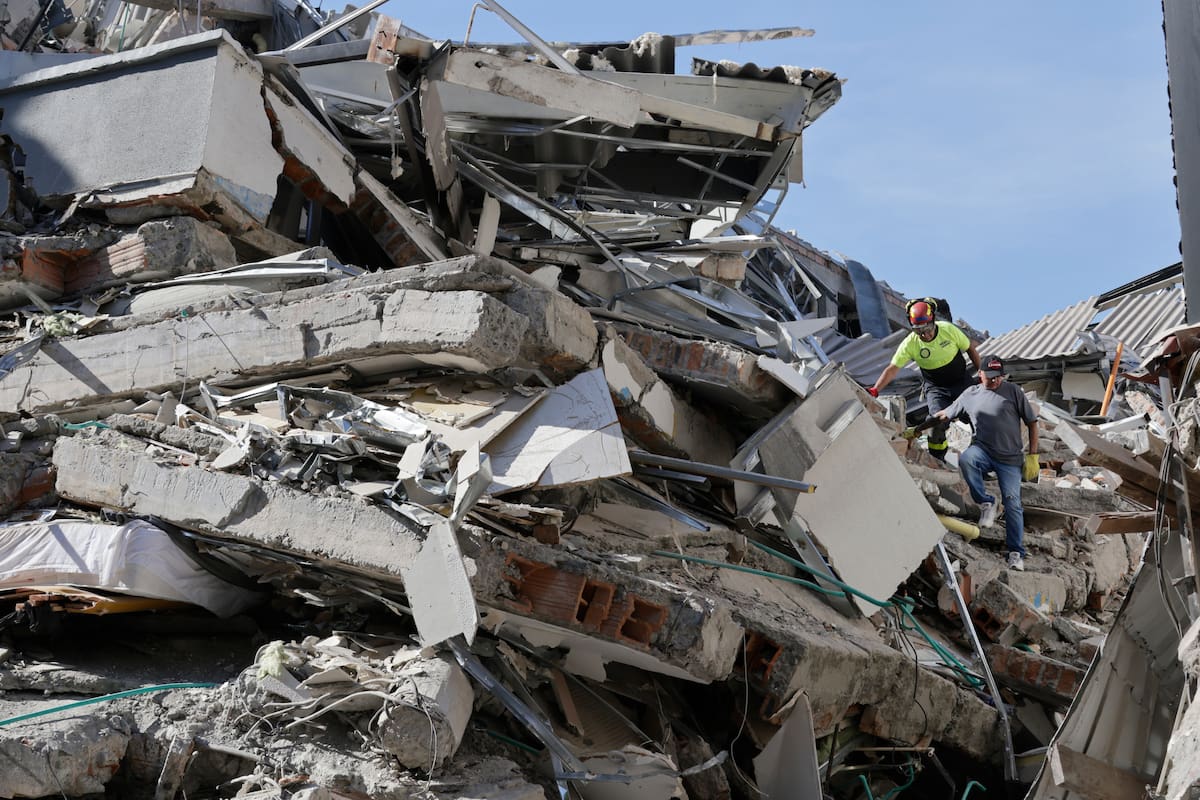 Integrantes de organismos de socorro caminan sobre los escombros de una edificación destruida tras el terremoto de magnitud 7,4 que sacudió la víspera la mayor parte de Colombia, el número de personas muertas por el devastador terremoto de magnitud 7,4 que sacudió el lunes a Colombia aumentó a 169, mientras que los heridos son 668, según un balance parcial divulgado por la Asociación Colombiana de Ciudades Capitales (Asocapitales). EFE/ Carlos Ortega