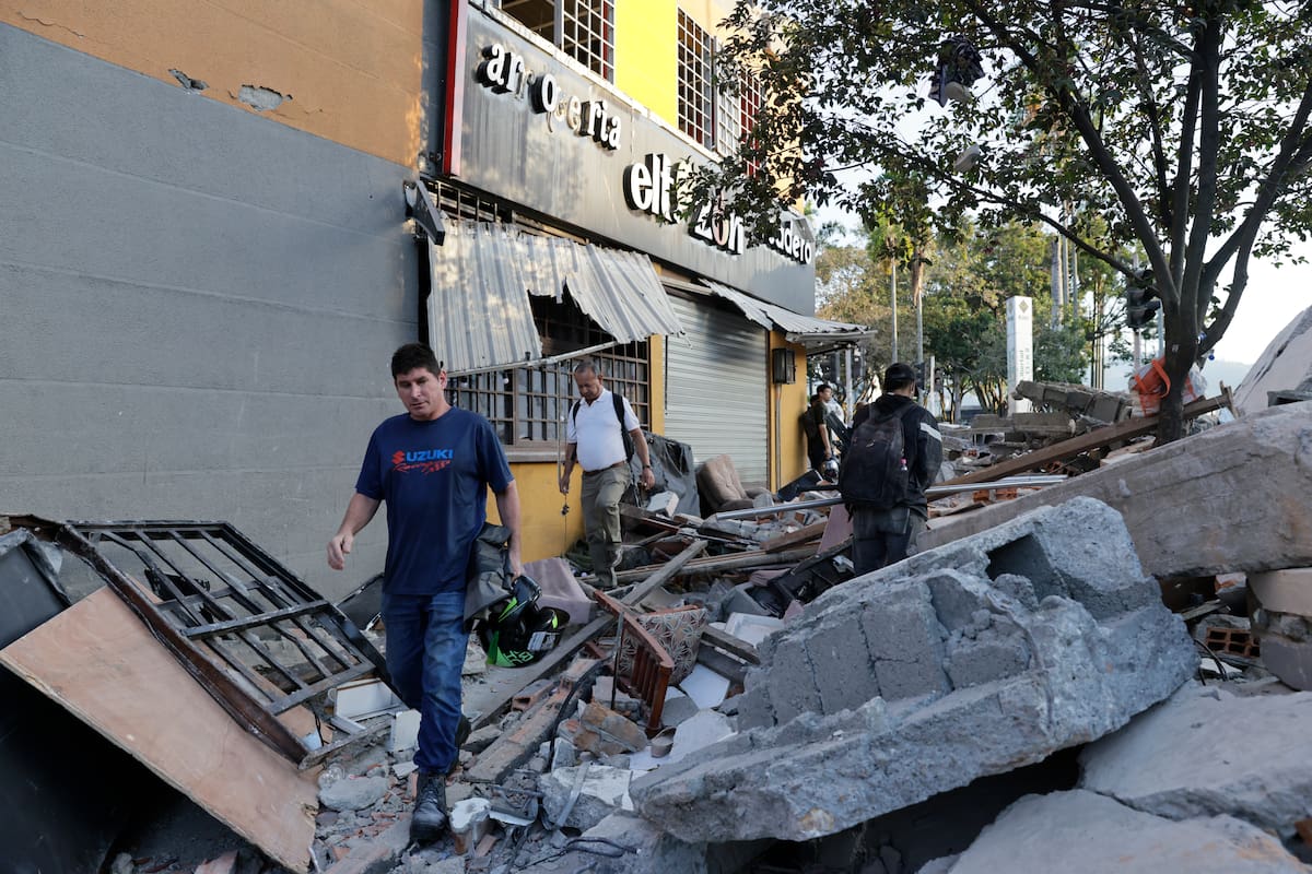 PEREIRA (COLOMBIA), 11/08/2026.- Edificios y casas afectadas este martes, tras un terremoto de magnitud 7,4 que sacudió al país, en Pereira (Colombia). El número de personas muertas por el devastador terremoto de magnitud 7,4 que sacudió el lunes a Colombia aumentó a 169, mientras que hay 668 heridos, según un balance parcial divulgado este martes por la Asociación Colombiana de Ciudades Capitales (Asocapitales). "El balance preliminar asciende a 169 personas fallecidas en Colombia, 165 de ellas se registran en ciudades capitales, que concentran el 97,6 % de las víctimas mortales reportadas hasta el momento", explicó la institución. Cali, capital del departamento de Valle del Cauca (suroeste), tiene 85 fallecidos, seguida de Pereira, capital de Risaralda, que limita con San José del Palmar (Chocó), epicentro del terremoto, y suma 66 víctimas mortales, según la información. EFE/ Carlos Ortega