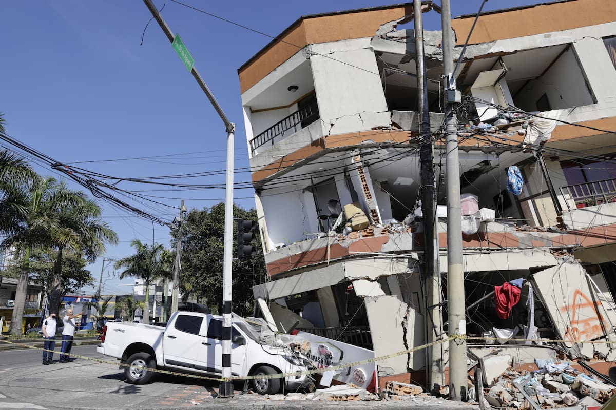 FOTODELDÍA - AME7989. PEREIRA (COLOMBIA), 11/08/2026.- Personas observan una edificación destruida tras el terremoto de magnitud 7,4 que sacudió la víspera la mayor parte de Colombia, este martes en Pereira (Colombia). El número de personas muertas por el devastador terremoto de magnitud 7,4 que sacudió el lunes a Colombia aumentó a 169, mientras que los heridos son 668, según un balance parcial divulgado por la Asociación Colombiana de Ciudades Capitales (Asocapitales). EFE/ Carlos Ortega