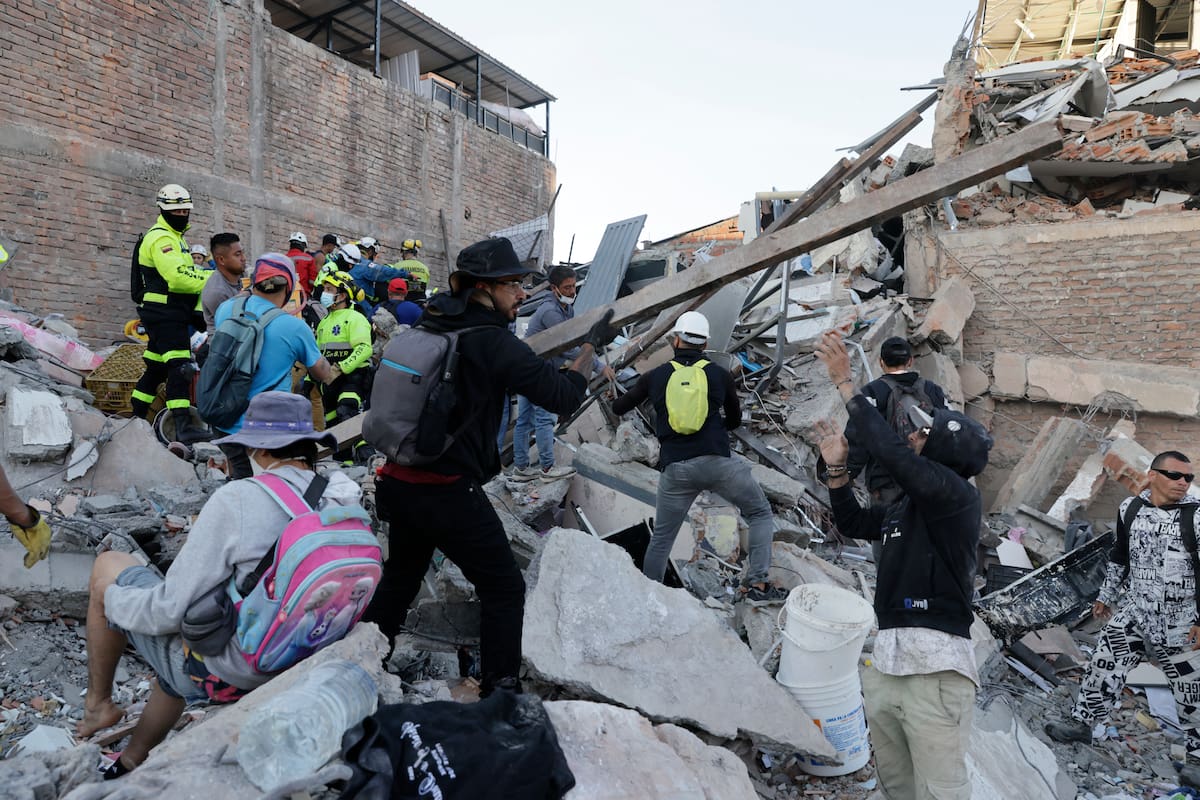 Edificios y casas afectadas este martes, tras un terremoto de magnitud 7,4 que sacudió al país Colombia.
Foto: EFE/ Carlos Ortega