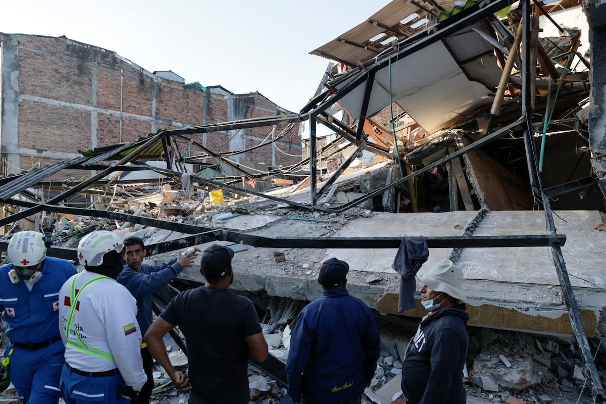 Edificios y casas afectadas este martes en Pereira (Colombia), tras un terremoto de magnitud 7,4 que sacudió al país.
Foto: EFE/ Carlos Ortega