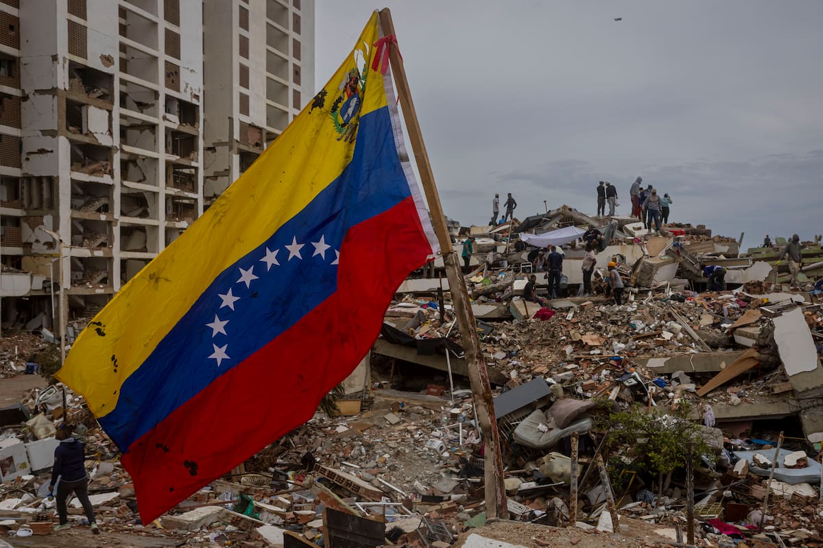Voluntarios y rescatistas realizan labores de búsqueda en una zona un afectada por el doble terremoto del 24 de junio, este viernes, en Caraballeda, La Guaira (Venezuela). // EFE/ Miguel Gutiérrez
