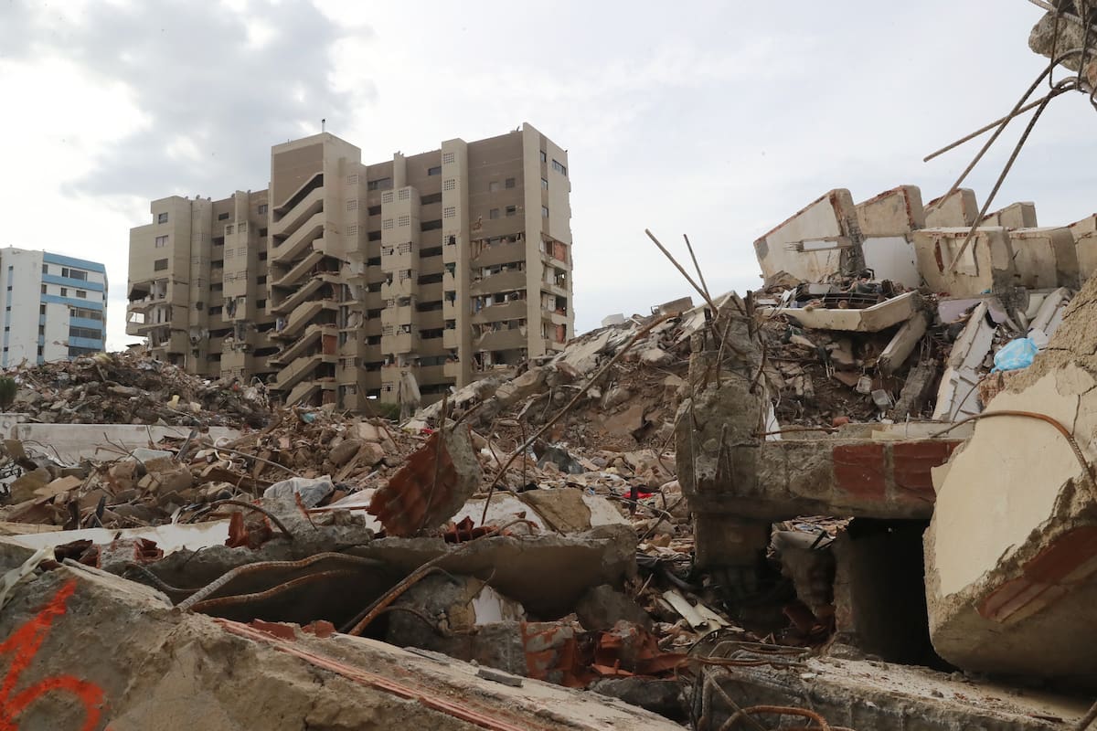 AME7171. LA GUAIRA (VENEZUELA), 03/07/2026.- Fotografía que muestra escombros de edificios derrumbados por el doble terremoto del 24 de junio en Venezuela, este viernes, en La Guaira (Venezuela). EFE/ Raúl Martínez