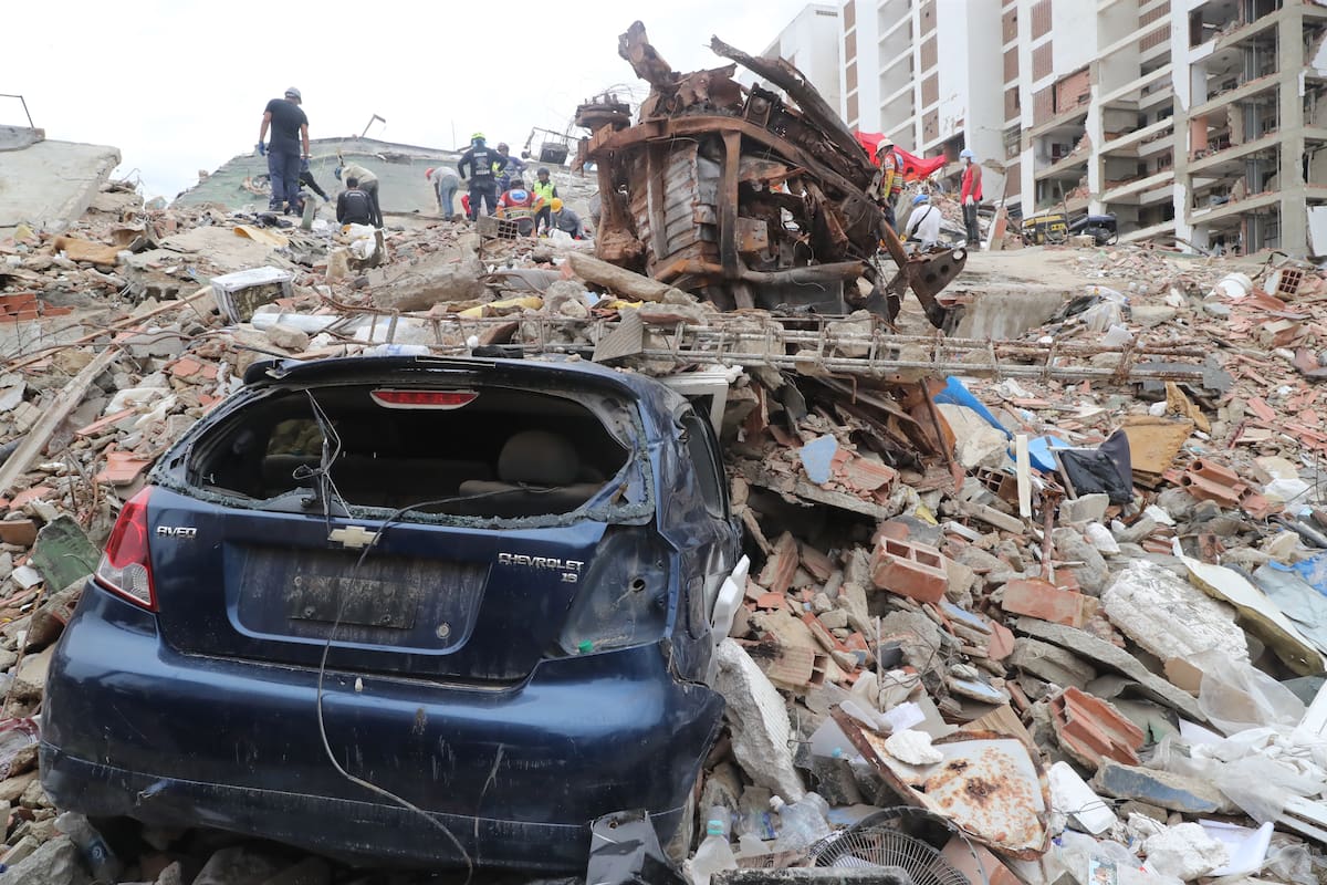 AME7171. LA GUAIRA (VENEZUELA), 03/07/2026.- Fotografía que muestra un vehículo destruido en medio de escombros de edificios derrumbados por el doble terremoto del 24 de junio en Venezuela, este viernes, en La Guaira (Venezuela). EFE/ Raúl Martínez