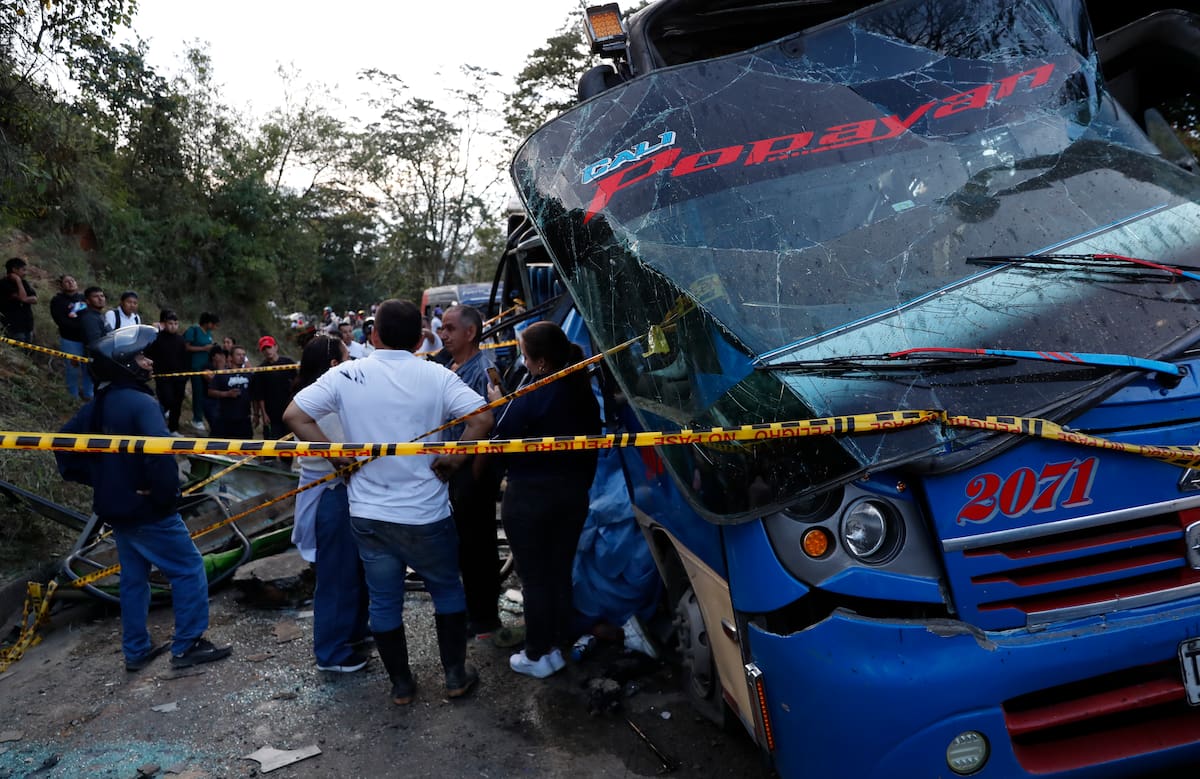 Personas se lamentan en la vía Panamericana tras un atentado en Cajibío (Colombia). // Foto: EFE/Ernesto Guzmán.