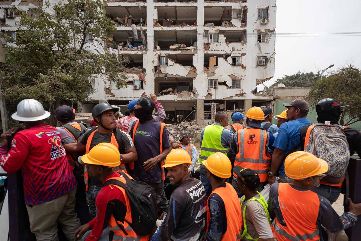AME4339. LA GUAIRA (VENEZUELA), 25/06/2026.- Personas observan un edificio colapsado este jueves, en La Guaira (Venezuela). El número de fallecidos en Venezuela a causa de los dos terremotos del miércoles se elevó a 188 y el de heridos a 1.520, mientras que al menos 346 construcciones, entre edificios, hospitales y centros comerciales, resultaron afectadas, informó el presidente de la Asamblea Nacional (AN, Parlamento), el chavista Jorge Rodríguez. EFE/ Ronald Peña R.
