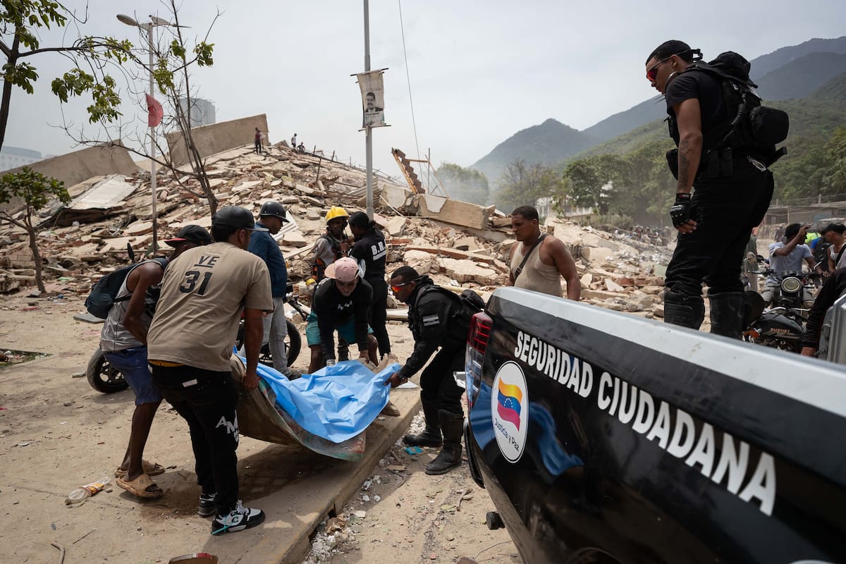 AME4333. LA GUAIRA (VENEZUELA), 25/06/2026.- Voluntarios rescatan una víctima mortal este jueves, entre los escombros de edificios afectados por los terremotos en La Guaira (Venezuela). El número de fallecidos en Venezuela a causa de los dos terremotos del miércoles se elevó a 188 y el de heridos a 1.520, mientras que al menos 346 construcciones, entre edificios, hospitales y centros comerciales, resultaron afectadas, informó el presidente de la Asamblea Nacional (AN, Parlamento), el chavista Jorge Rodríguez. EFE/ Ronald Peña R.