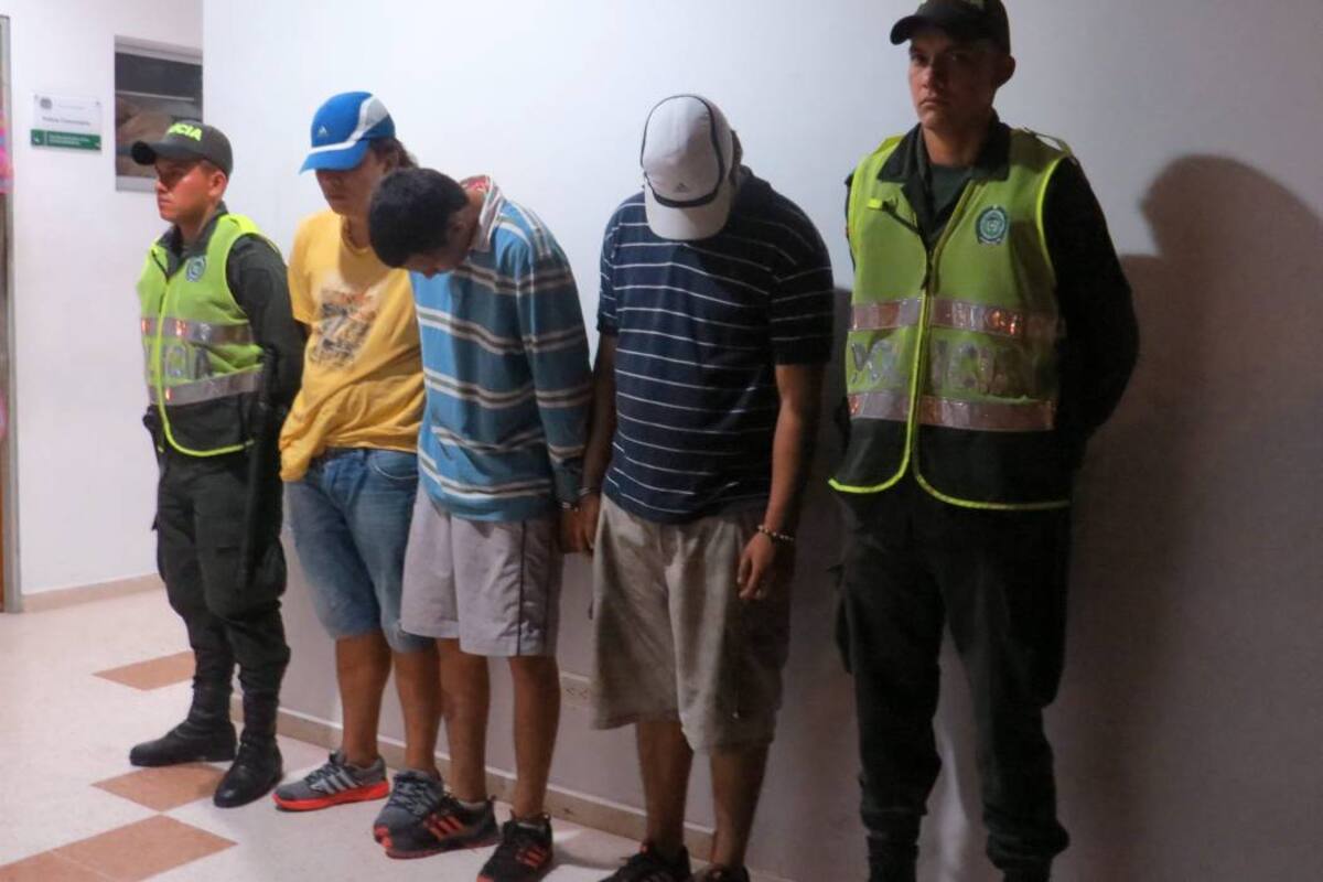 La Policía encontró en poder de los tres detenidos un revólver y un cuchillo que llevaban en el carro. (Foto: Suministrada/VANGUARDIA LIBERAL)