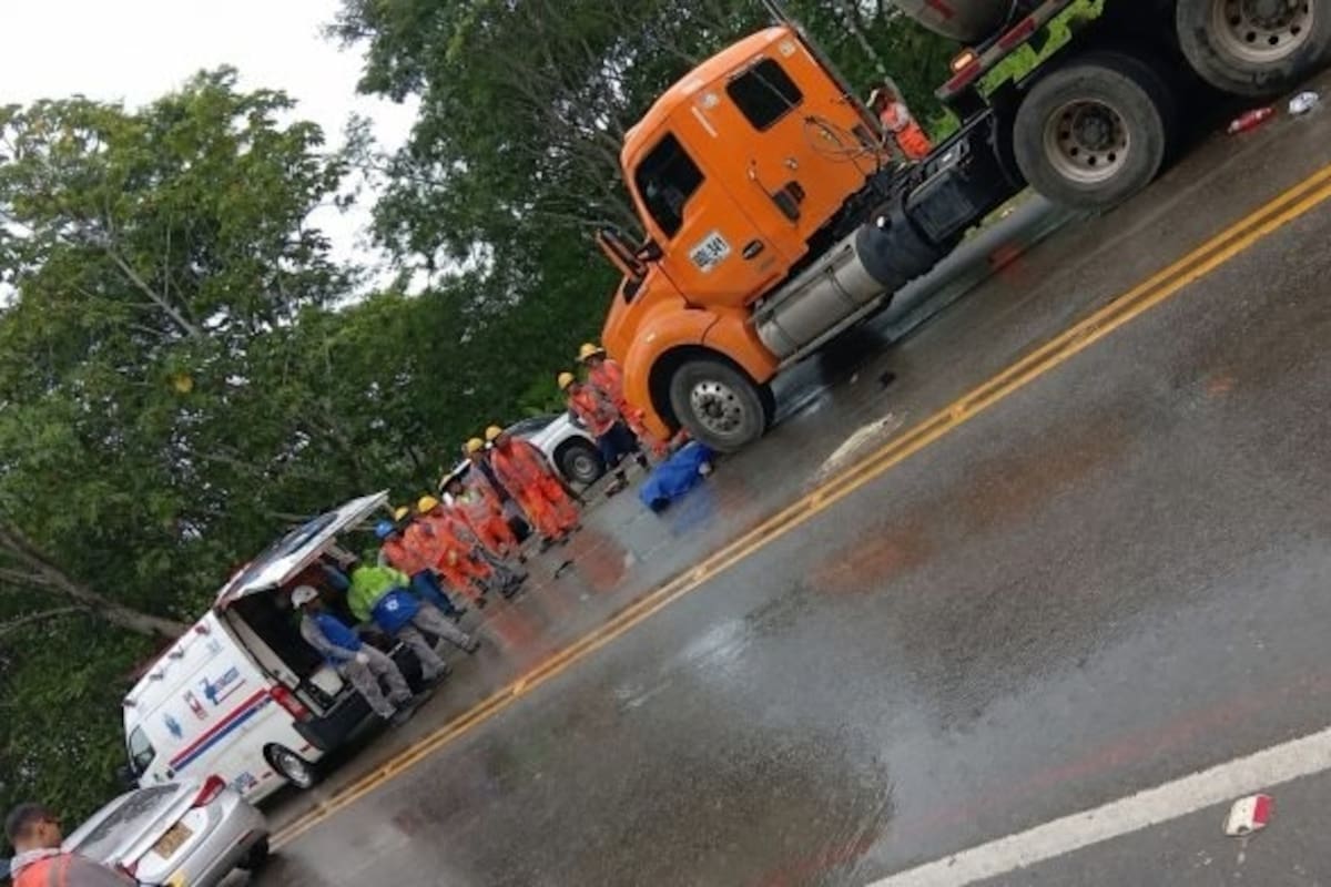 Subintendente de la Policía murió tras chocar contra una tractomula en Santander
