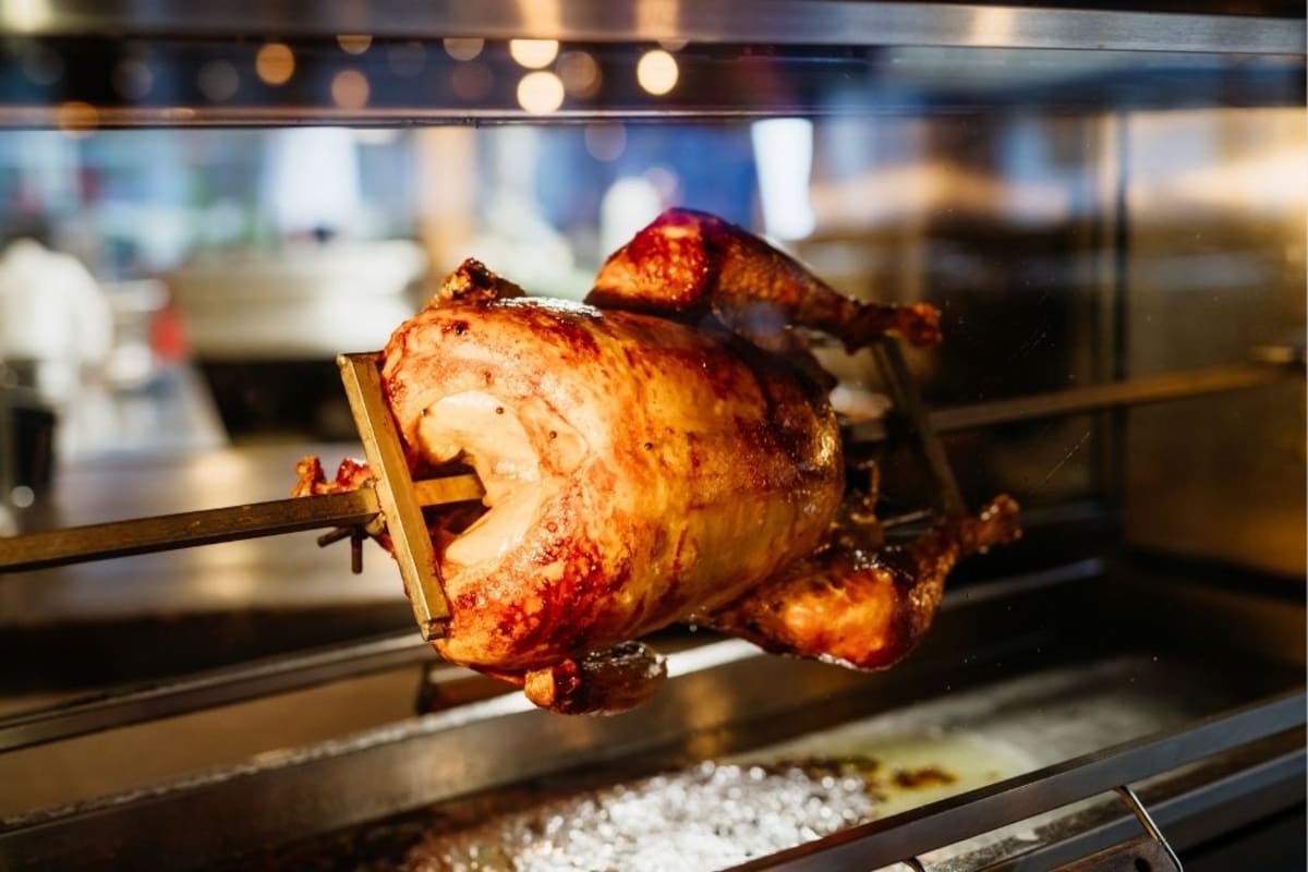 Subió un 10,9 % el precio del pollo asado en Colombia por mayores costos laborales. | Foto: Canva / Vanguardia