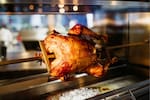 Subió un 10,9 % el precio del pollo asado en Colombia por mayores costos laborales