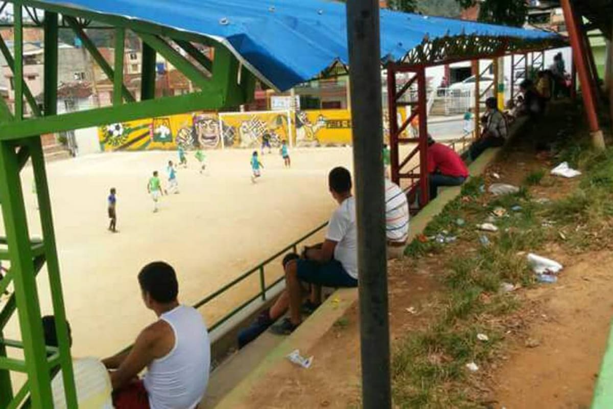 La JAC le pide a los visitantes que sean un poco más organizados y que no ensucien de esa manera la cancha, que es de gran utilidad para deportistas de todas las edades. (Foto: Suministrada / VANGUARDIA LIBERAL)