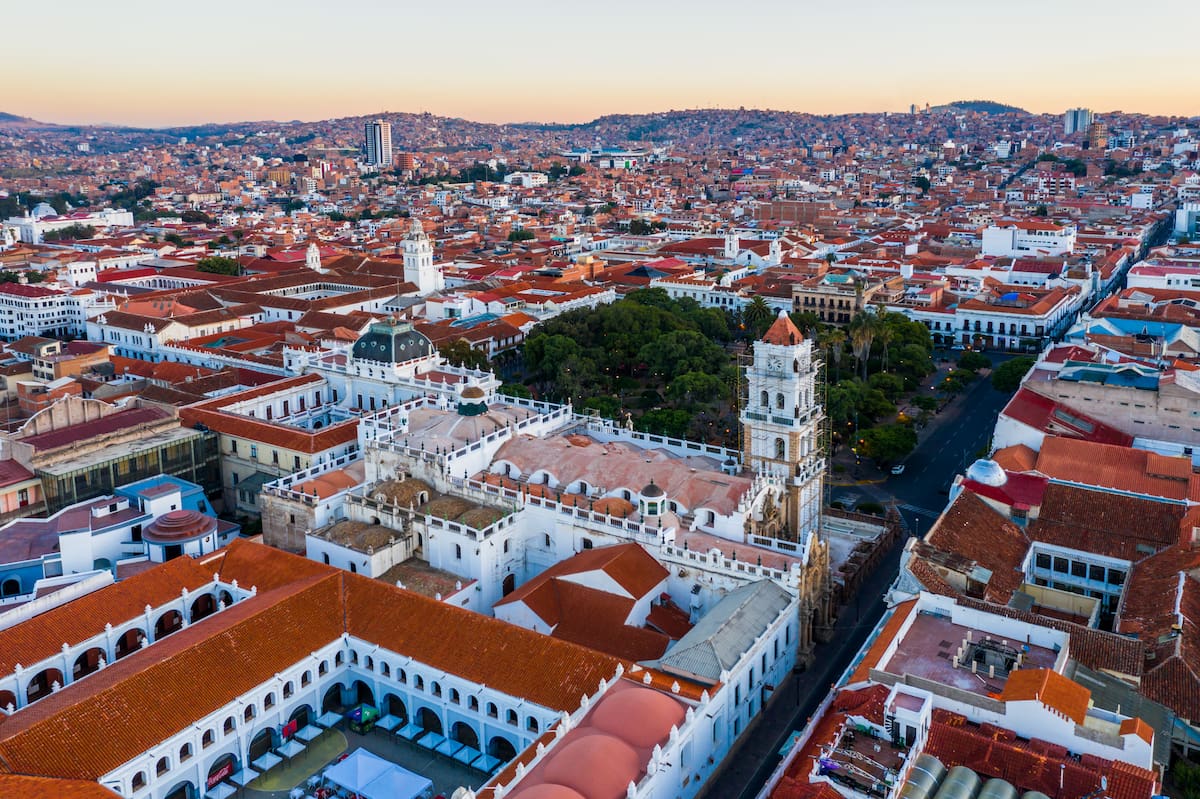 Sucre, la capital cultural de Bolivia, se encuentra en lo alto de las hermosas montañas y cuenta con mercados animados, arquitectura colonial.