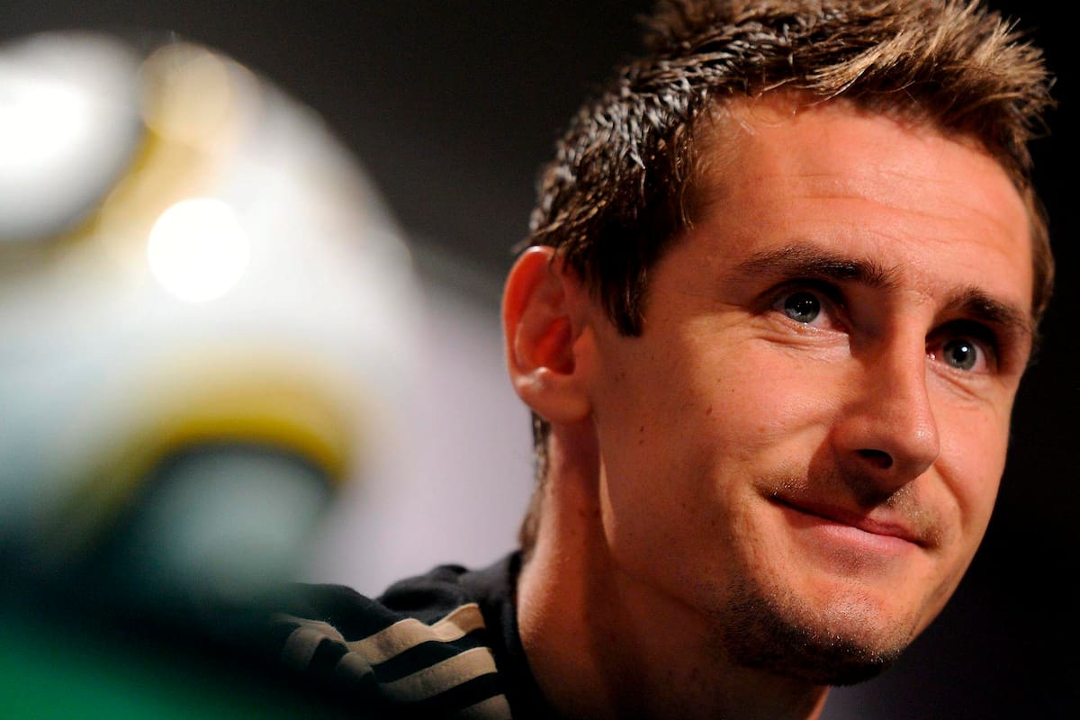 BRA001 ERASMIA (SUDÁFRICa) 04/07/2010.- El futbolista de la selección alemana Miroslav Klose da una rueda de prensa en el Velmore Grand Hotel de Erasmia, cerca de Pretoria (Sudáfrica) hoy, domingo 4 de julio de 2010. Alemania se enfrentará a España en la semifinal del Mundial de Sudáfrica 2010 que se disputará el próximo miércoles 7 de julio de 2010. EFE/Marcus Brandt