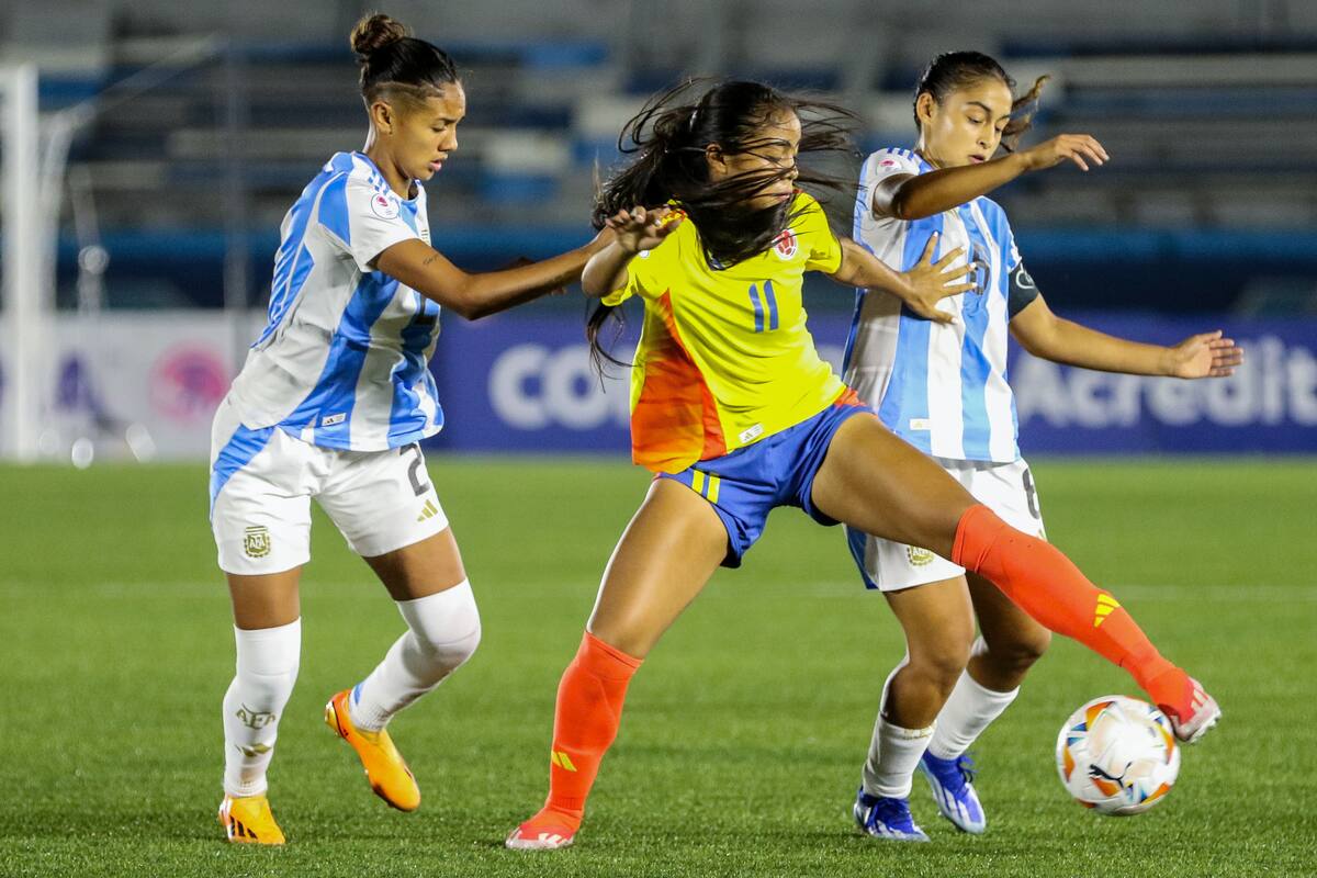 AME2735. GUAYAQUIL (ECUADOR), 02/05/2024.- Karla Viancha (c) de Colombia disputa el balón con Evelin Domínguez (d) de Argentina este jueves, en un partido de la cuarta fecha de la ronda final del Sudamericano Femenino sub-20 en el estadio Modelo Alberto Spencer en Guayaquil (Ecuador). EFE/ Jonathan Miranda