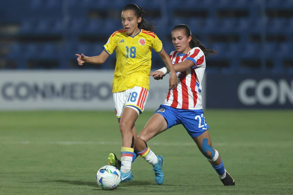 Larissa Saldivar de Paraguay disputa un balón con Katerine Osorio de Colombia en un partido del Sudamericano Femenino Sub-20.
Foto: EFE/ Juan Pablo Pino