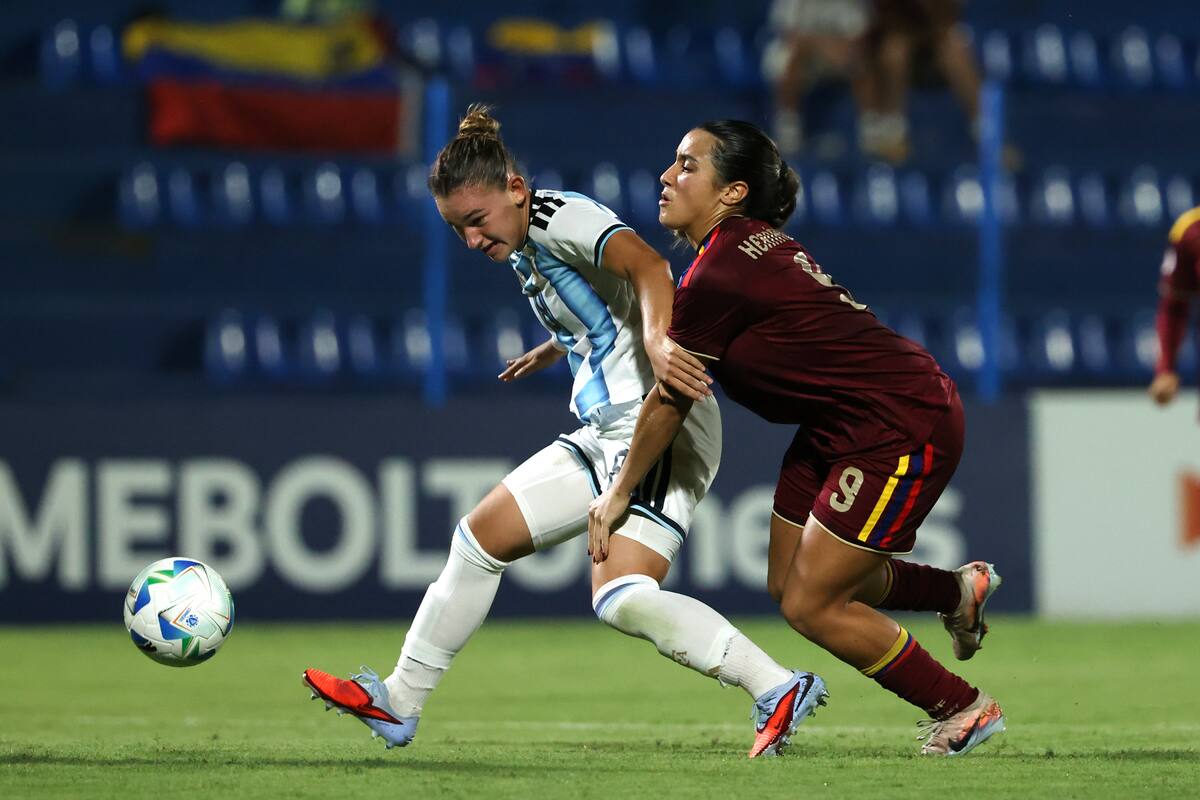 AMDEP1192. VILLA ELISA (PARAGUAY), 16/02/2026.- Agustina Maldonado (i) de Argentina disputa el balón con Genesis Hernández de Venezuela este lunes, en un partido del Sudamericano Femenino Sub-20 entre Argentina y Venezuela en el estadio Luis Alfonso Giagni, en Villa Elisa (Paraguay). EFE/ Juan Pablo Pino
