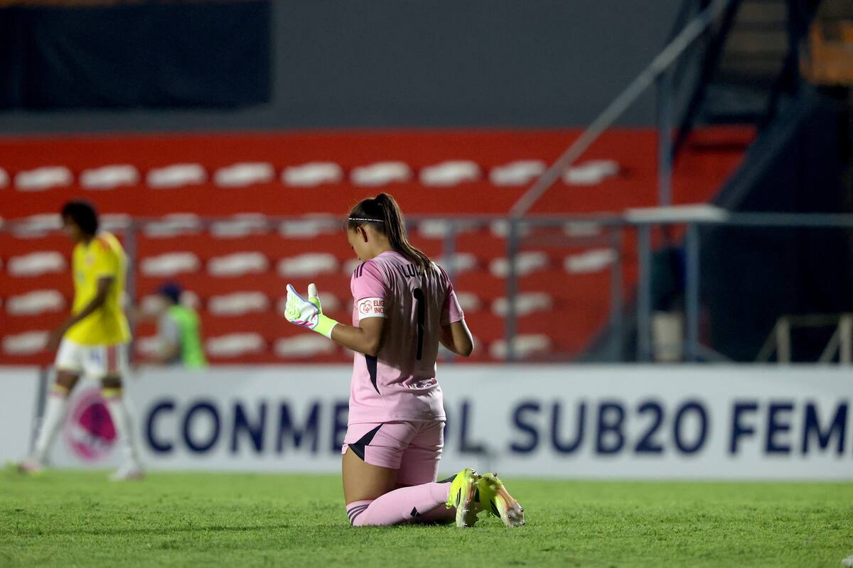 AME2686. ASUNCIÓN (PARAGUAY), 06/02/2026.- Luisa Agudelo de Colombia reza este viernes, al finalizar un partido del Sudamericano Femenino Sub-20 entre Chile y Colombia en el estadio Emiliano Ghezzi, en Asunción (Paraguay). EFE/ Juan Pablo Pino