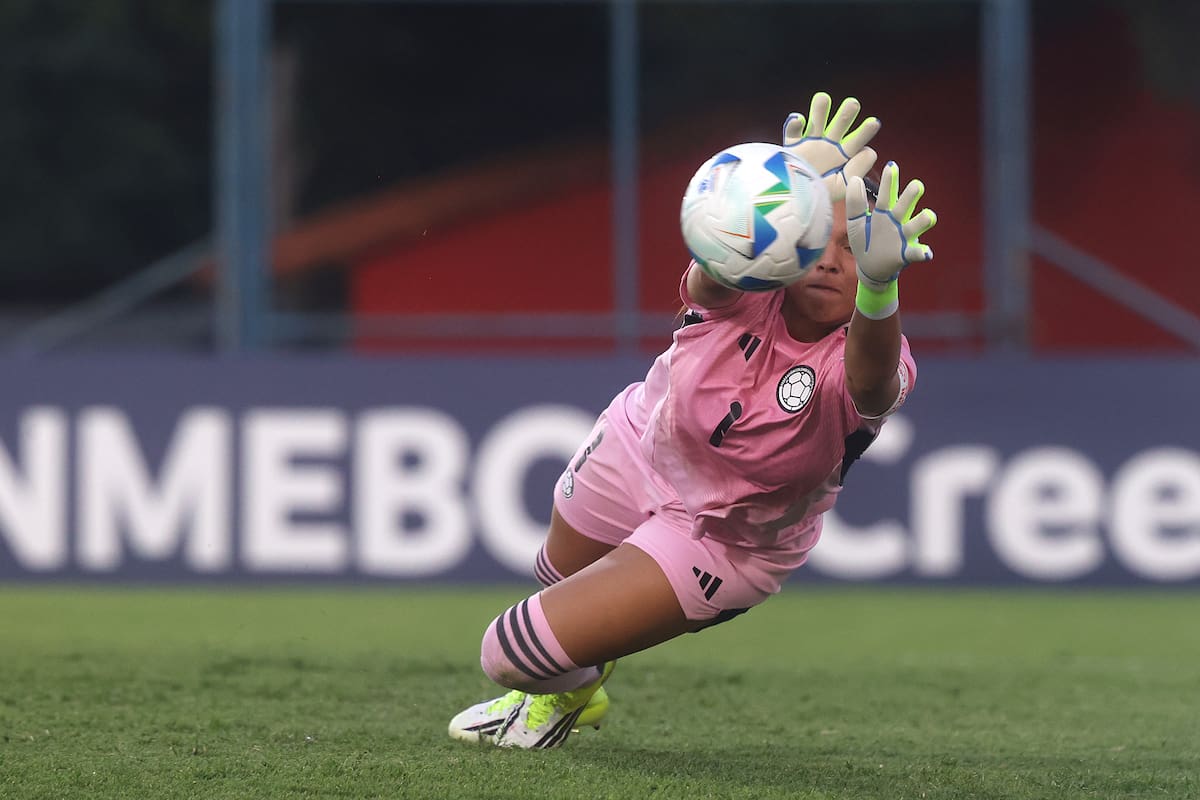 AME2686. ASUNCIÓN (PARAGUAY), 06/02/2026.- Luisa Agudelo de Colombia controla un balón este viernes, en un partido del Sudamericano Femenino Sub-20 entre Chile y Colombia en el estadio Emiliano Ghezzi, en Asunción (Paraguay). EFE/ Juan Pablo Pino