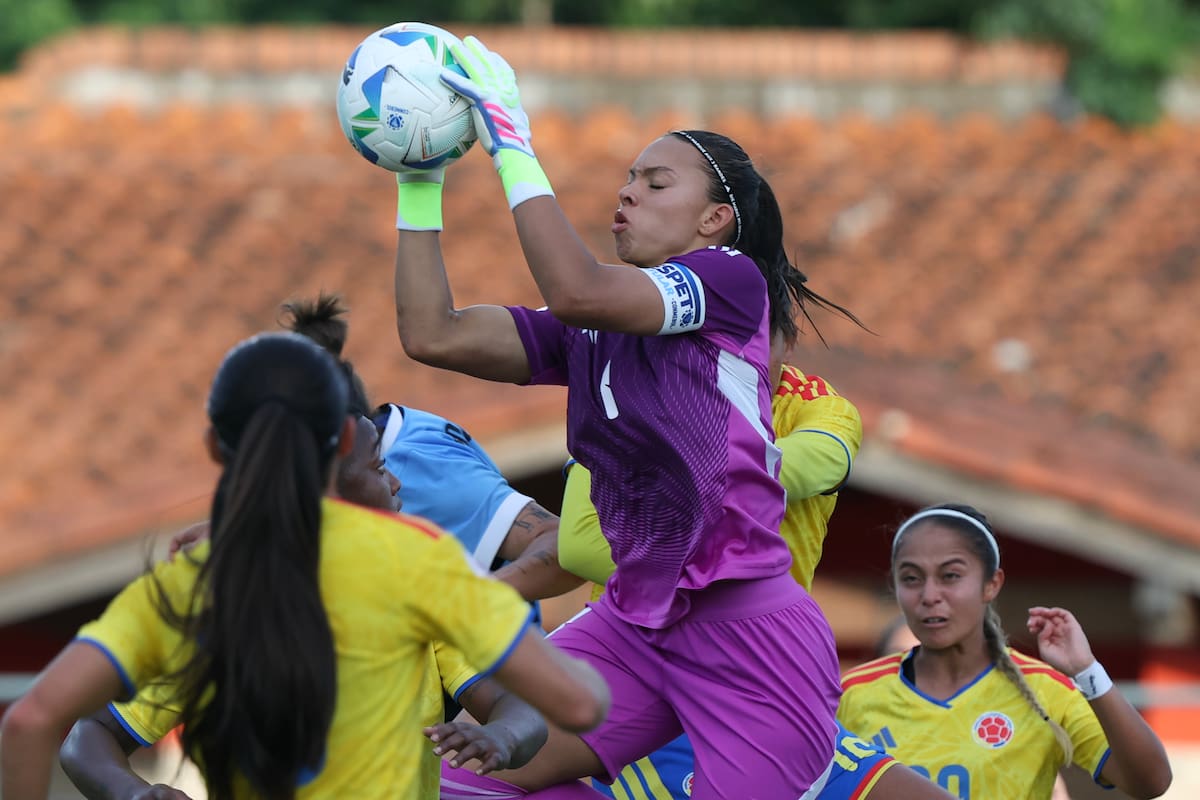 AMDEP1079. ASUNCIÓN (PARAGUAY), 10/02/2026.- Luisa Agudelo de Colombia ataja el balón este martes, en un partido del Sudamericano Femenino Sub-20 entre Colombia y Uruguay en el estadio Emiliano Ghezzi, en Asunción (Paraguay). EFE/ Juan Pablo Pino