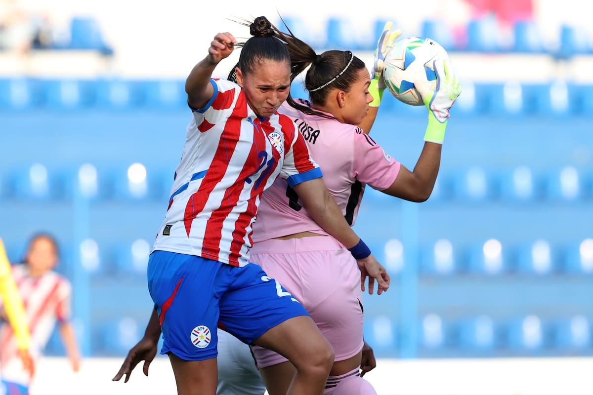 AME4476. VILLA ELISA (PARAGUAY), 12/02/2026.- Alison Bareiro (i) de Paraguay disputa un balón con Luisa Agudelo de Colombia este jueves, en un partido del Sudamericano Femenino Sub-20 entre Paraguay y Colombia en el estadio Luis Alfonso Giagni en Villa Elisa (Paraguay). EFE/ Juan Pablo Pino