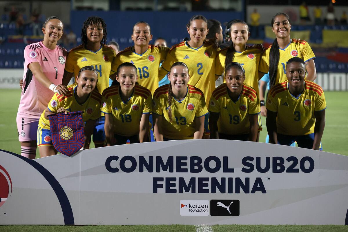 AMDEP1411. VILLA ELISA (PARAGUAY), 25/02/2026.- Jugadoras de Colombia forman este miércoles, en un partido del Sudamericano Femenino Sub-20 entre Venezuela y Colombia en el estadio Luis Alfonso Giagni en Villa Elisa (Paraguay). EFE/ Juan Pablo Pino