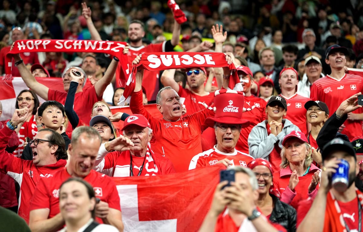 La afición suiza dice presente en el Mundial 2026 y alienta a su selección, que este martes enfrentará a Colombia en los octavos de final. (Foto: EFE)