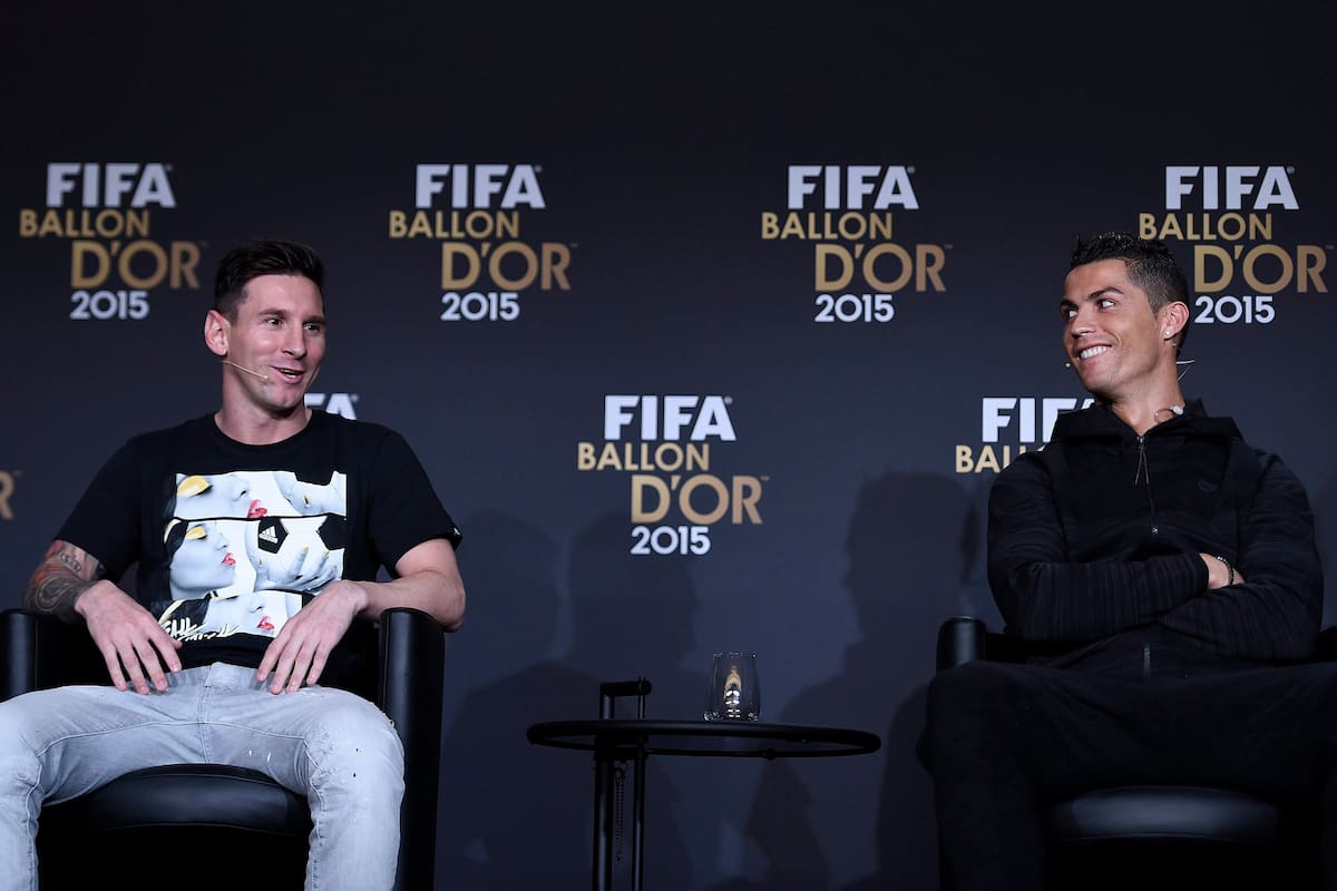 FT28 ZÚRICH (SUIZA) 11/01/2016.- El argentino Leo Messi (i) y el portugués Cristiano Ronaldo, dos de los candidatos al FIFA Balón de Oro 2015, participan en una rueda de prensa previa a la entrega de premios Balón de Oro de la FIFA que se celebrará en el Kongresshaus de Zúrich (Suiza) hoy, 11 de enero de 2016. EFE/Valeriano Di Domenico