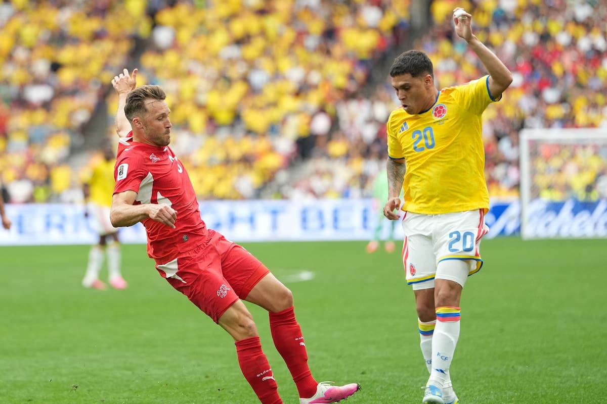 El suizo Silvan Widmer (izq.) en acción ante Juan Fernando Quintero (der.) durante el partido de octavos de final de la Copa Mundial de la FIFA 2026. //Foto, EFE: BOB FRID