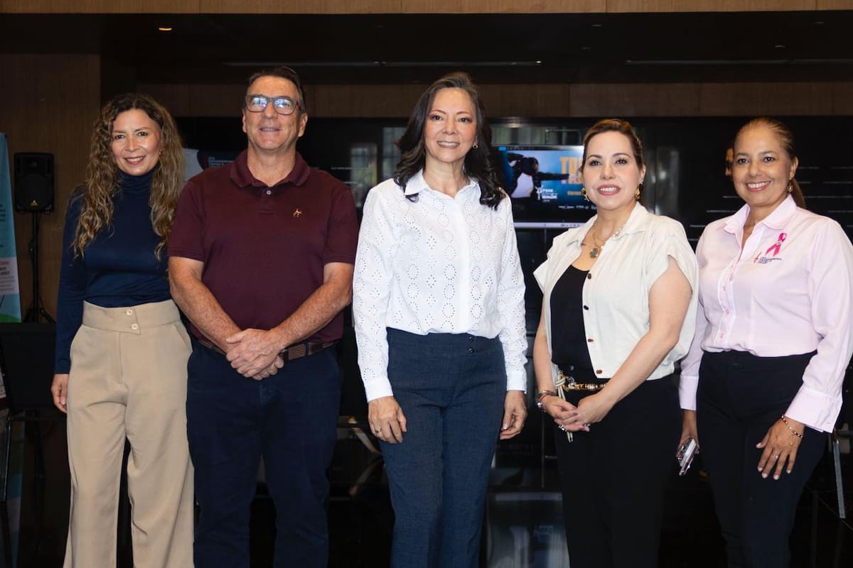 Piedad Serpa Pérez, Directora Médica de la Liga Santandereana Contra el Cáncer; José Fernando Yepes, Director de la revista Revista Amigos & Socios; Rosalba Díaz Archila, Directora Ejecutiva en Liga Santandereana Contra el Cáncer; Gina Paola Ruiz, Gerente General de El Maná y María Patricia Sánchez, Líder de Apoyo Emocional y Social Liga Santandereana Contra el Cáncer. - Suministrada Valdivision / VANGUARDIA