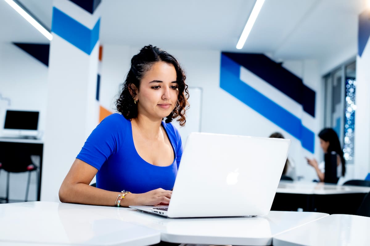 Suministradas UNAB /VANGUARDIA
Según cifras del OLE, el 85% de los egresados en Ingeniería Industrial consigue empleo rápidamente. La UNAB apuesta por una formación innovadora y flexible para responder a esta demanda.
