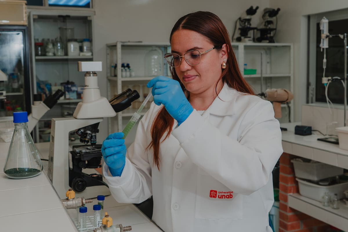 El Técnico Avanzado en Prevención, Gestión y Control Ambiental prepara perfiles capaces de apoyar la gestión de riesgos, el seguimiento de indicadores y el cumplimiento de la normativa ambiental. - Suministradas UNAB/VANGUARDIA