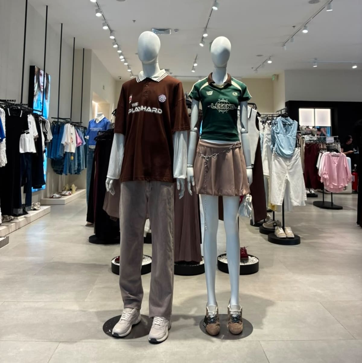 Una de las apuestas de UNICO C.C. Outlet es impulsar la tendencia blokecore, que combina camisetas de fútbol con prendas casuales en un outfit que puede armarse con marcas disponibles en el centro comercial, como Quest, Levi’s, Ela, KOAJ, Adidas y American Eagle. - Suministradas UNICO C.C. Outlet Bucaramanga /VANGUARDIA