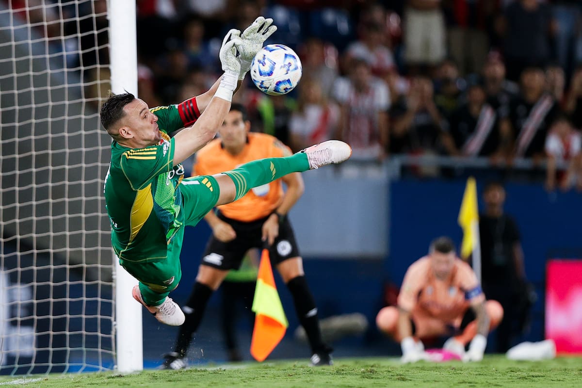 AMDEP3311. ASUNCIÓN (PARAGUAY), 05/03/2025.- Franco Armani de River detiene un balón en la serie de penaltis este miércoles, en un partido de la final de la Supercopa Internacional entre River Plate y Talleres en el estadio La Nueva Olla en Asunción (Paraguay). EFE/ Juan Pablo Pino