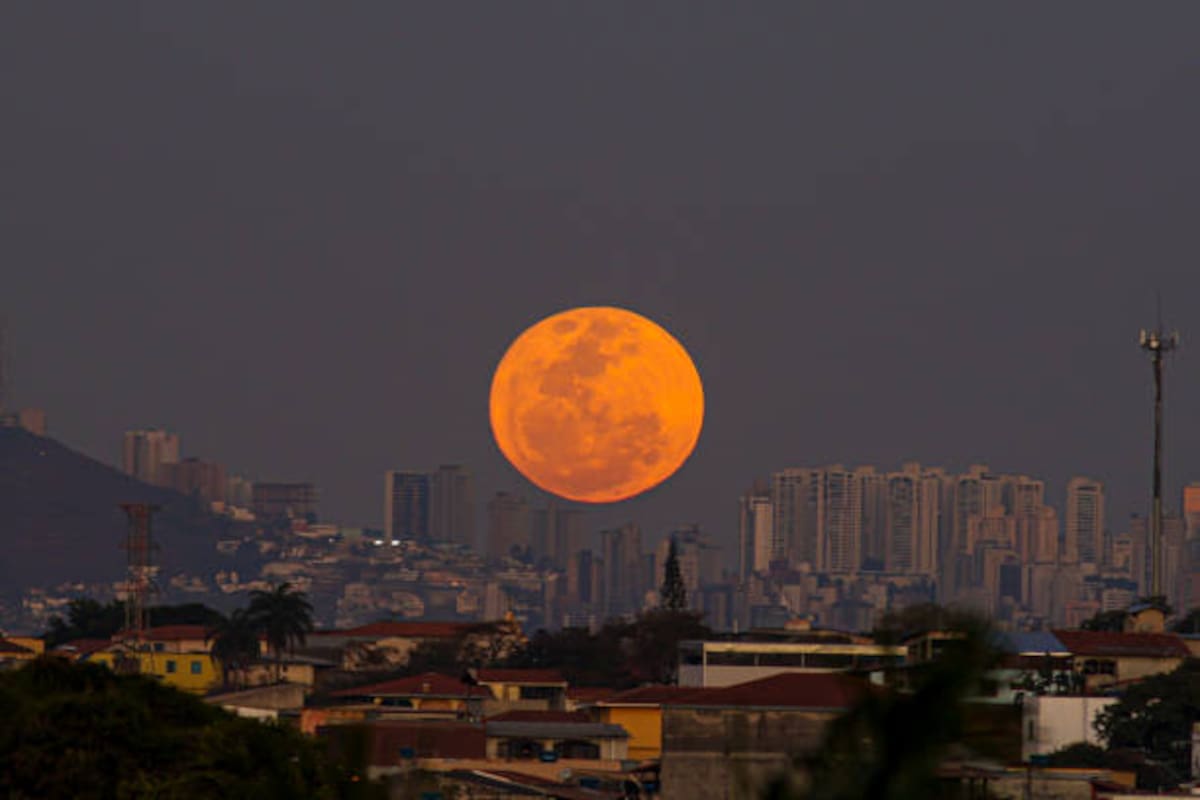La superluna se trata de un evento que tiene lugar cuando nuestro satélite alcanza la fase llena justo en el punto más próximo a la Tierra dentro de su órbita elíptica, conocido como perigeo.