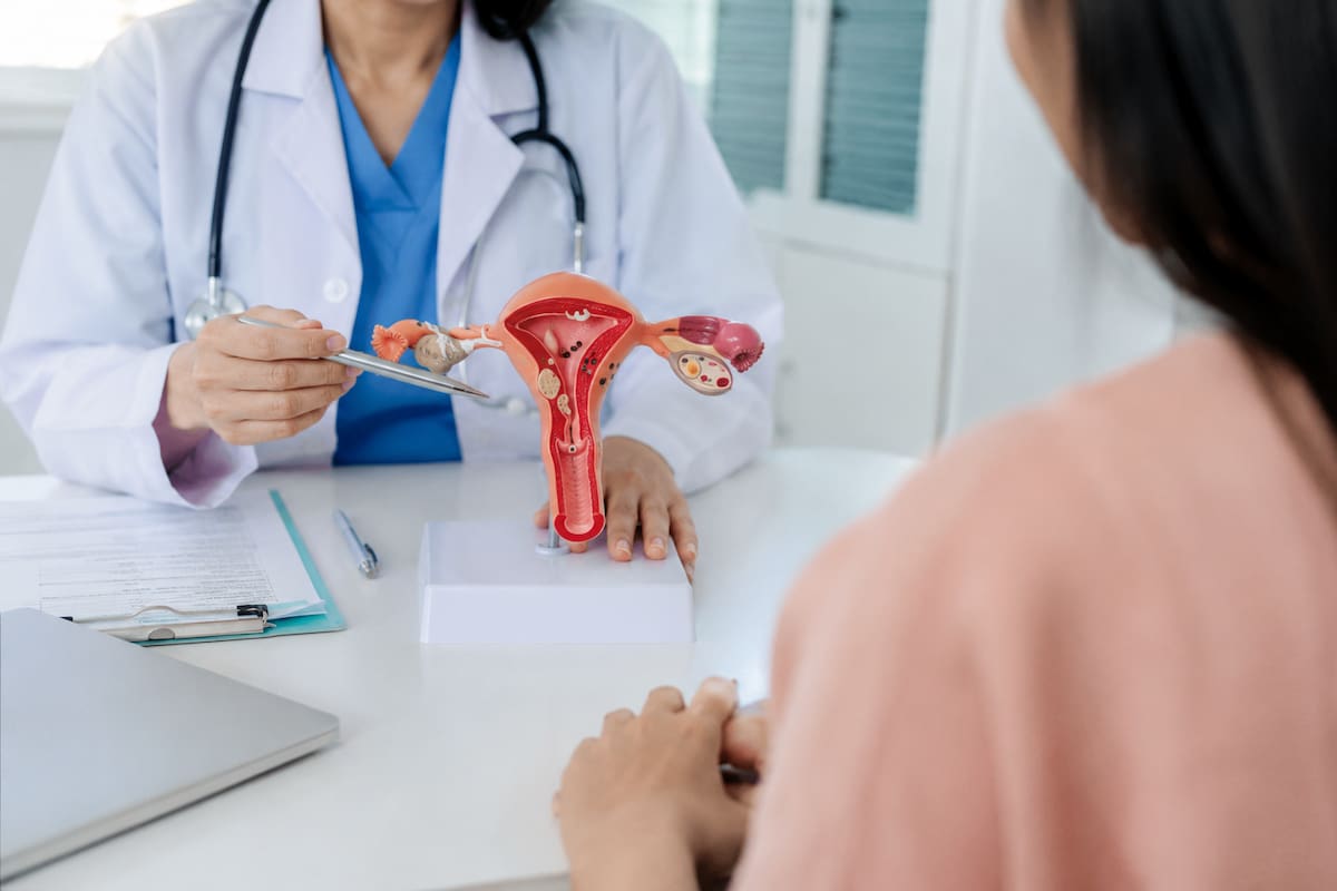 La Superintendencia Nacional de Salud advirtió que las principales barreras para las pacientes con síndrome de ovario poliquístico están relacionadas con el acceso a consultas especializadas y la oportunidad en la atención. Foto Archivo // Ayuda IA.
