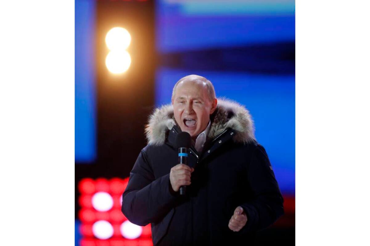MCW12. Moscow (Russian Federation), 18/03/2018.- Russia's President Vladimir Putin delivers a speech during a rally at Manezhnaya Square near the Kremlin in Moscow, Russia, 18 March 2018. Russians are electing the President of Russia in the 18 March elections, with eight candidates contesting for the presidential seat, including the incumbent president Vladimir Putin, who leads with over 72 per cent of the vote and projected to win his fourth term in the Kremlin. (Elecciones, Moscú, Rusia) EFE/EPA/YURI KOCHETKOV
