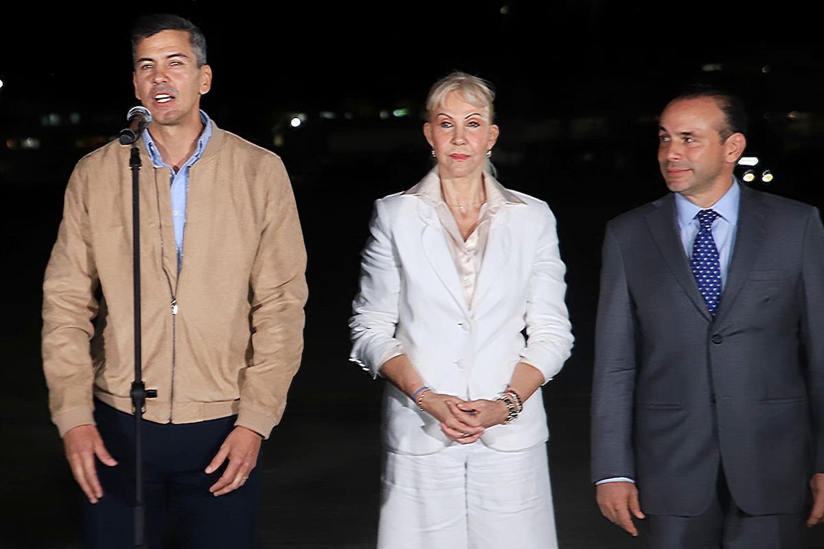 Fotografía cedida por la Alcaldía de Cali que muestra al presidente de Paraguay, Santiago Peña (i), hablando junto a la gobernadora del Valle del Cauca, Dilian Francisca Toro (c), y el alcalde de Cali, Alejandro Eder (d), a su llegada para asistir a la investidura del presidente electo de Colombia, Abelardo de la Espriella, este jueves en Cali (Colombia). Los presidentes de Argentina, Javier Milei; Chile, José Antonio Kast, y Paraguay, Santiago Peña, llegaron en la noche a Cali, principal ciudad del suroeste de Colombia, para asistir el viernes a la investidura del mandatario electo De la Espriella. EFE/ Alcaldía de Cali