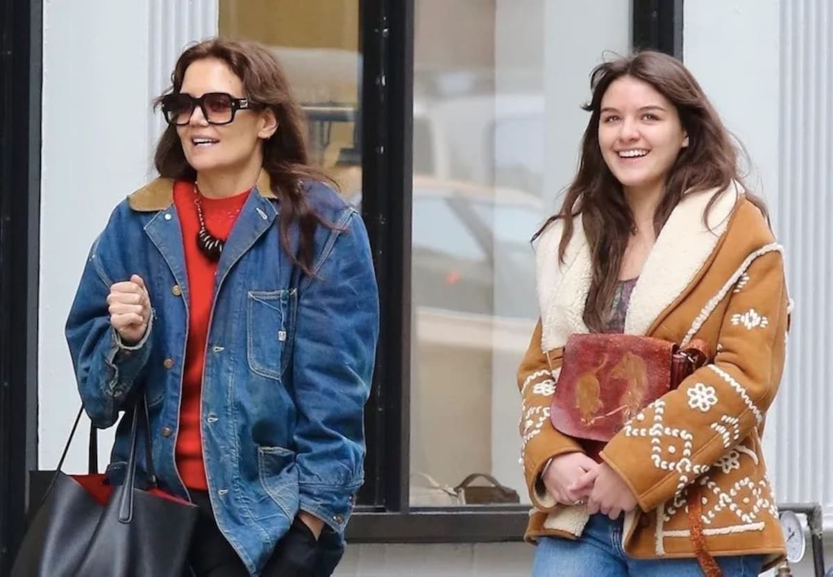 Suri, la hija de Katie Holmes, quien fue abandonada por su padre biológico, Tom Cruise por la Cientología, legalmente eliminó el apellido "Cruise".
