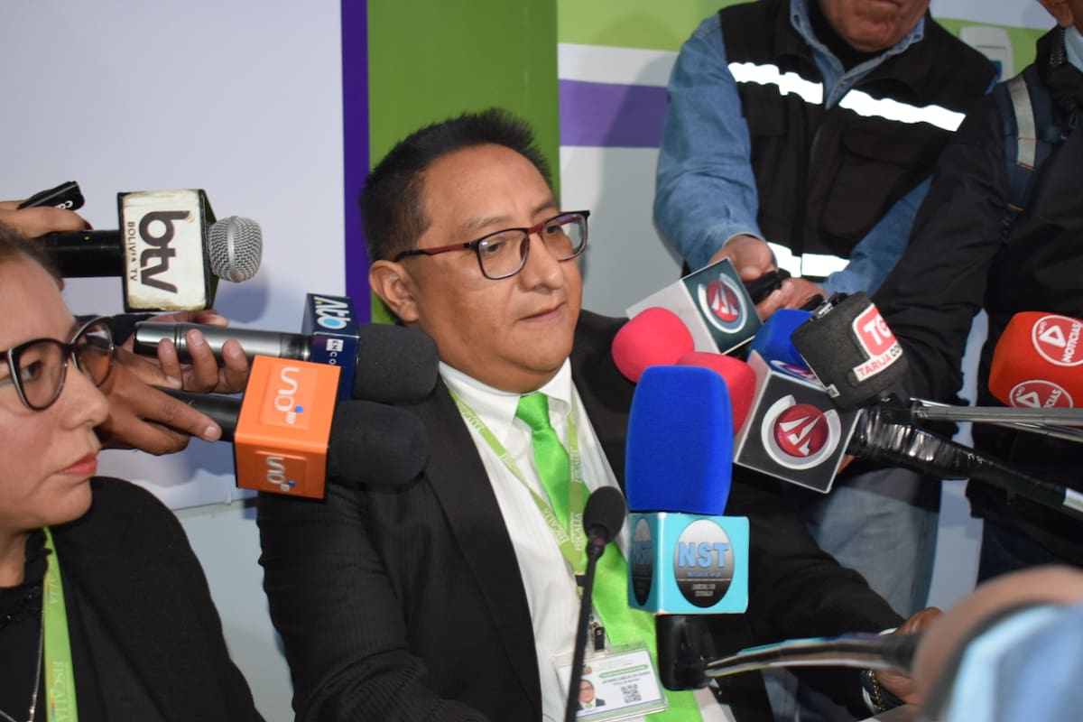 El fiscal Luis Gutiérrez habla durante una rueda de prensa este lunes, en Tarija (Bolivia). El juicio contra el expresidente de Bolivia Evo Morales (2006-2019) por presunta trata agravada de personas quedó suspendido hasta que el exgobernante se presente ante la Justicia o la Policía ejecute la orden de captura en su contra, después de que un tribunal lo declaró en rebeldía por no asistir al inicio del proceso judicial. EFE/ STR